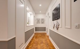 Home Out Rooms & Apartments